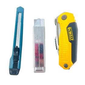 Dewalt 037064096311 3 Pcs And Assorted Folding Retractable Utility Knife Set