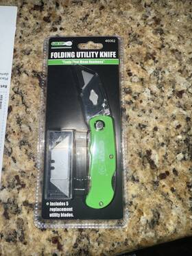 Grip 46062 Folding Utility Knives 1-pc Knife Set Box Cutter 5 Extra Blades Tool