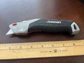 1008302336 Husky Auto-loading Retractable Utility Knife With 3 Blades Included